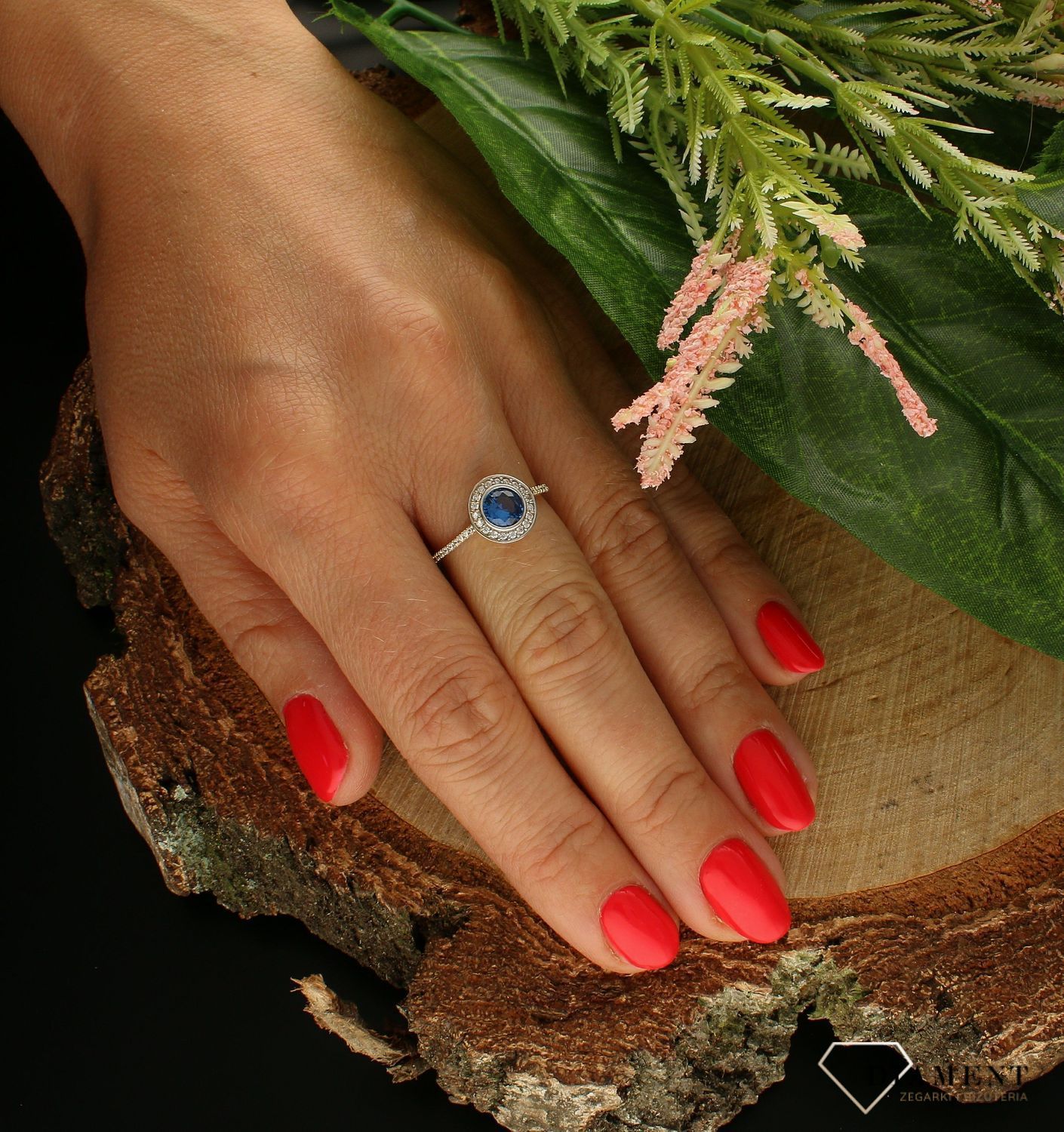 Złoty pierścionek 585 z akwamarynem PI 3548K. Pierścionek został wykonany z najwyższej jakości złota próby 333. Waga pierścionka wynosi około 1,38 gram. Pierścionek został ozdobiony kamieniami naturalnymi o modnym ułożeniu (.jpg